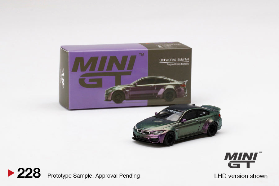 Mini GT LBWK BMW M4 1:64 Purple Green Metallic con carrocería de metal, llantas de goma y caja display