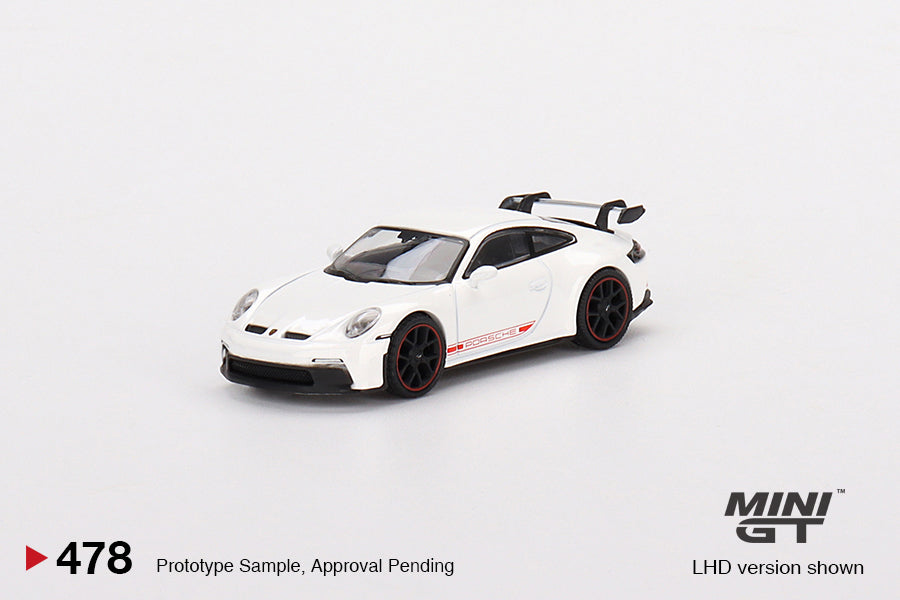 Mini GT Porsche 911 GT3 1:64 blanco con franjas rojas, alerón trasero y llantas de goma acabado deportivo