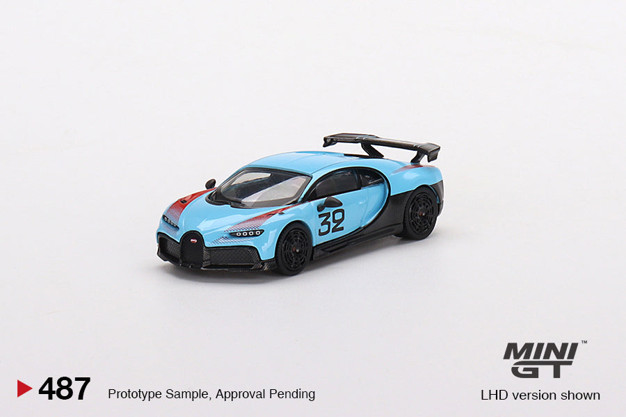Mini GT Bugatti Divo 1:64 azul con número 32, alerón trasero grande y llantas de goma, acabado deportivo detallado