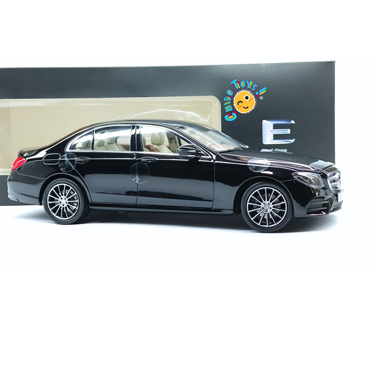 Mercedes-Benz Clase E W213 AMG Line iScale 1:18 Obsidian Black con interior beige, techo panorámico y apertura total.