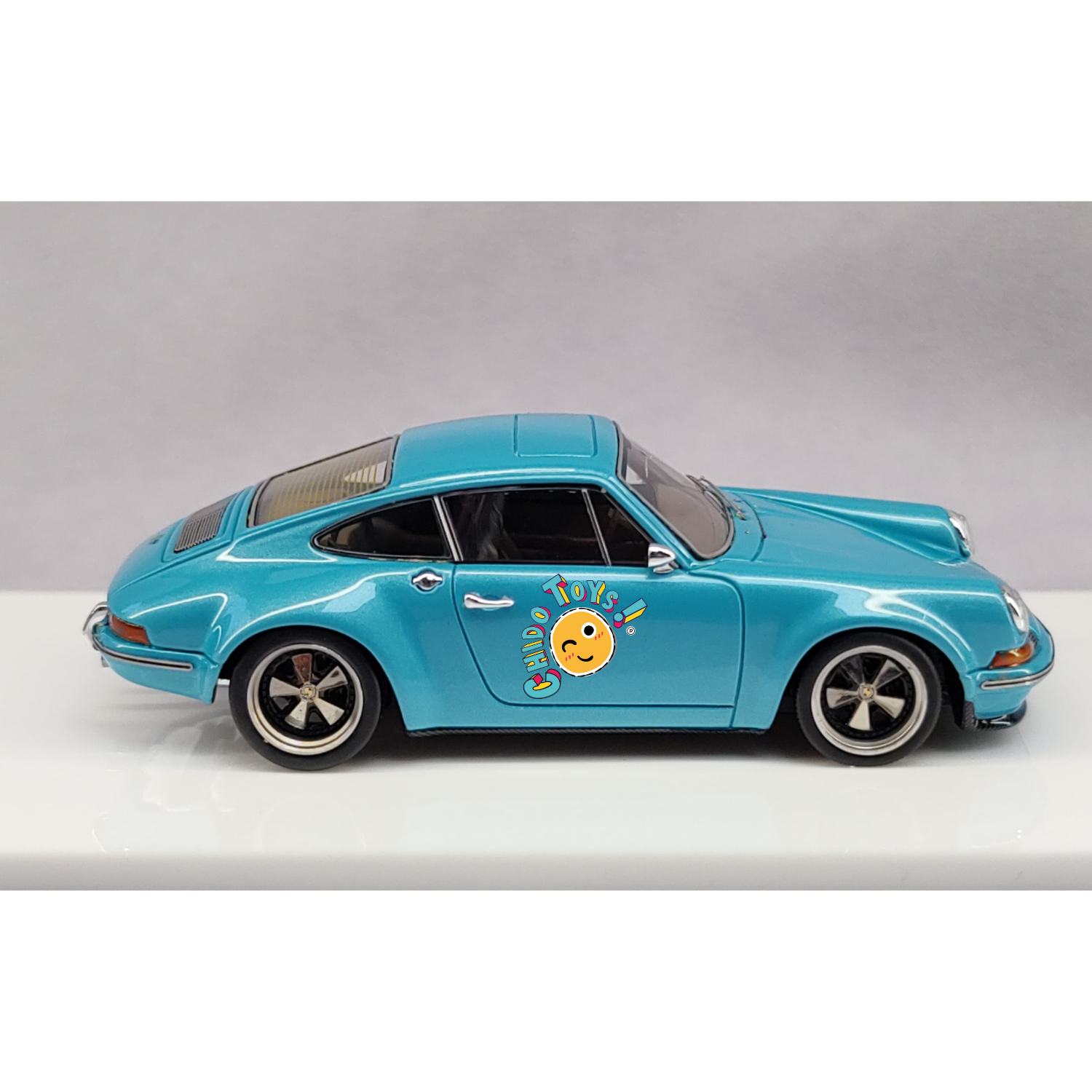 MY64 Kaege Retro Turbo Electroplated Light Blue 1:64 con detalles de fotocorte y capelo de acrílico