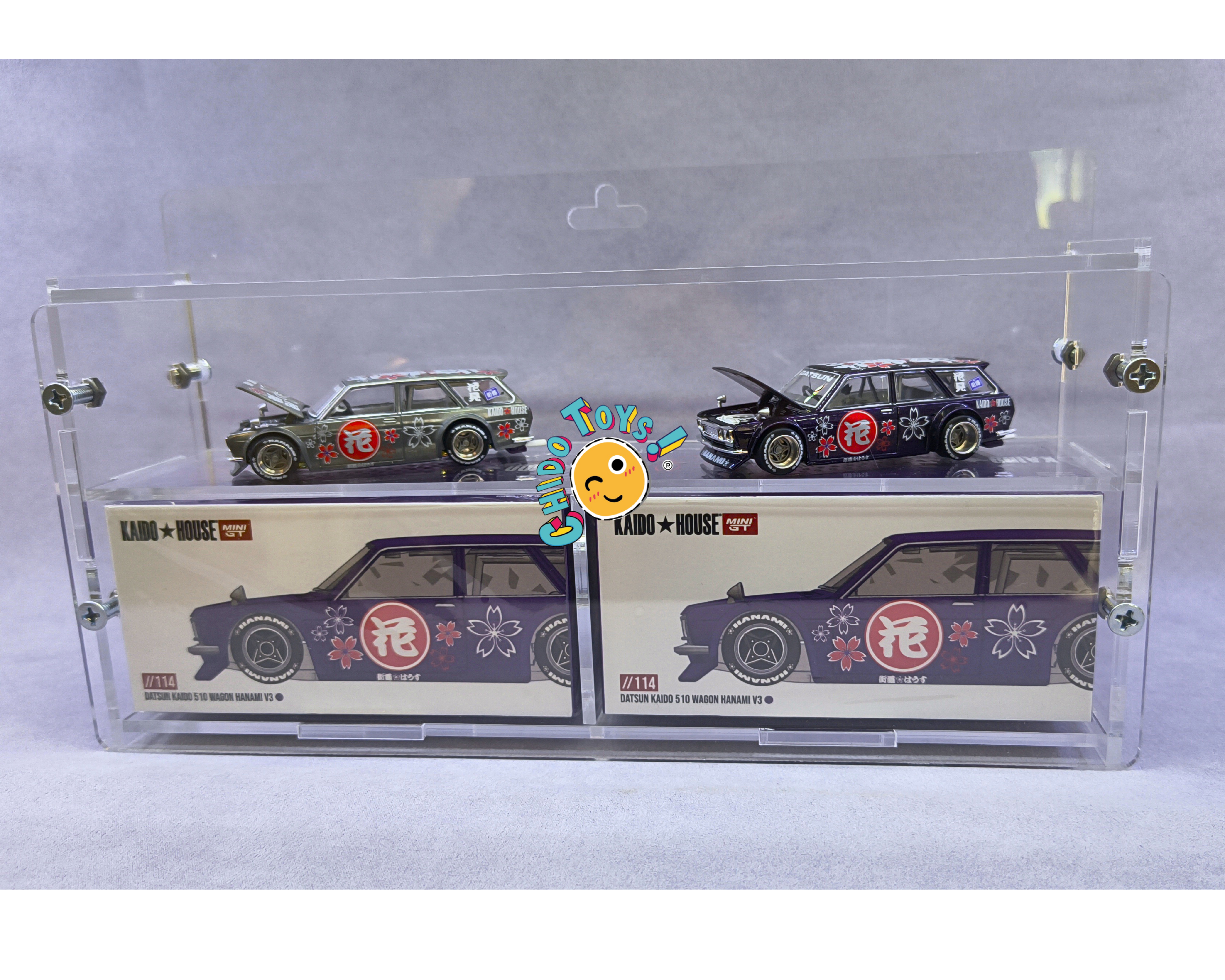 Exhibidor acrílico transparente para dos modelos Kaido House 1:64, compatible con regular y chase, colgable a pared.