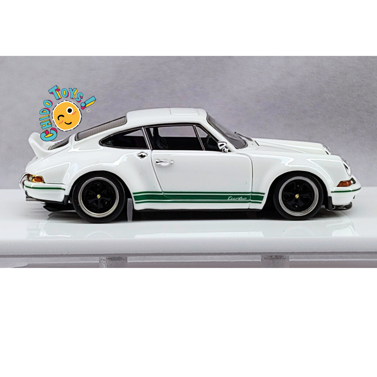 MY64 Kaege Retro Turbo Porsche 911 1:64 blanco con franjas verdes, detalles fotocortados, llantas de goma y capelo acrílico.