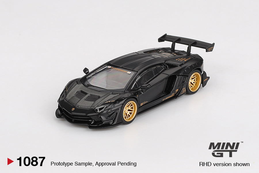 Mini GT Lamborghini Aventador LBWK 1:64 negro mate con rines dorados, alerón grande y kit ancho