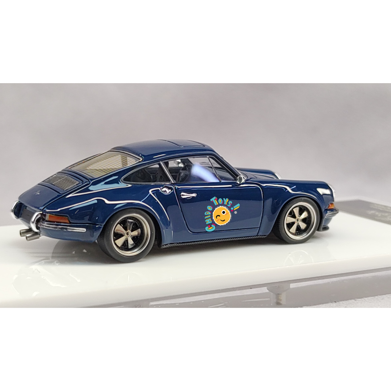 M64X Collections 1:64 – 911 Classic Coupé azul Midnight (ed. limitada 199 piezas) con base y capelo acrílico