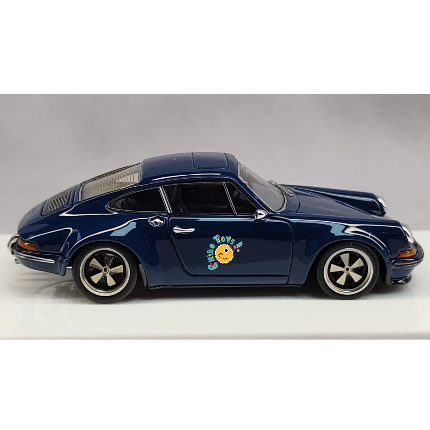 MY64 Kaege Retro Turbo Manaus Blue 1:64 con detalles fotocortados, base y capelo acrílico