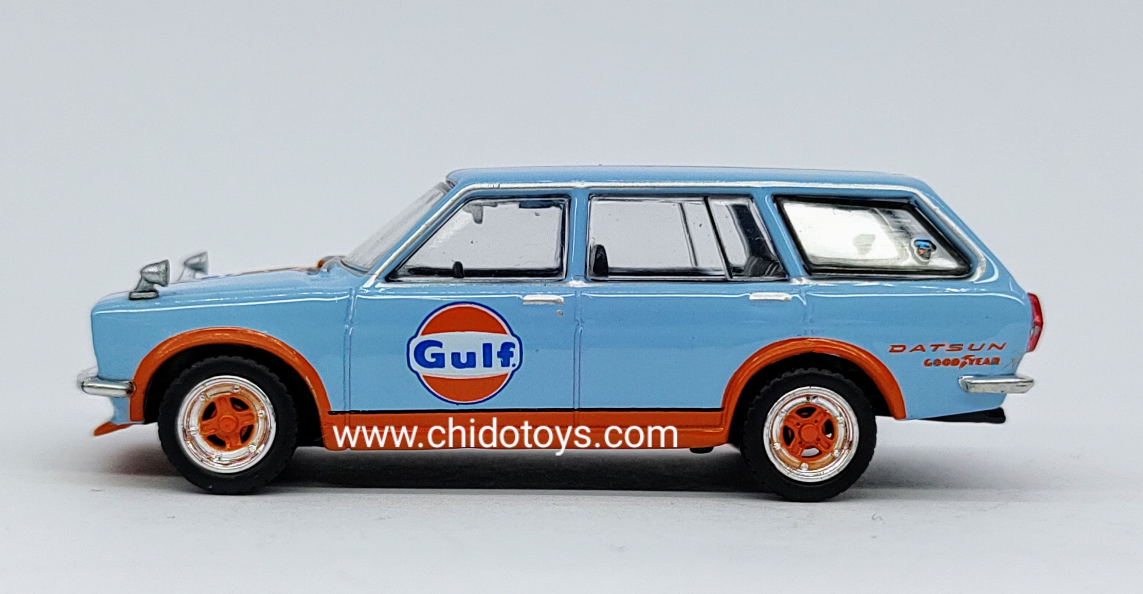 Auto a escala marca Tarmac Works modelo Datsun Bluebird 510 Wagon Gulf