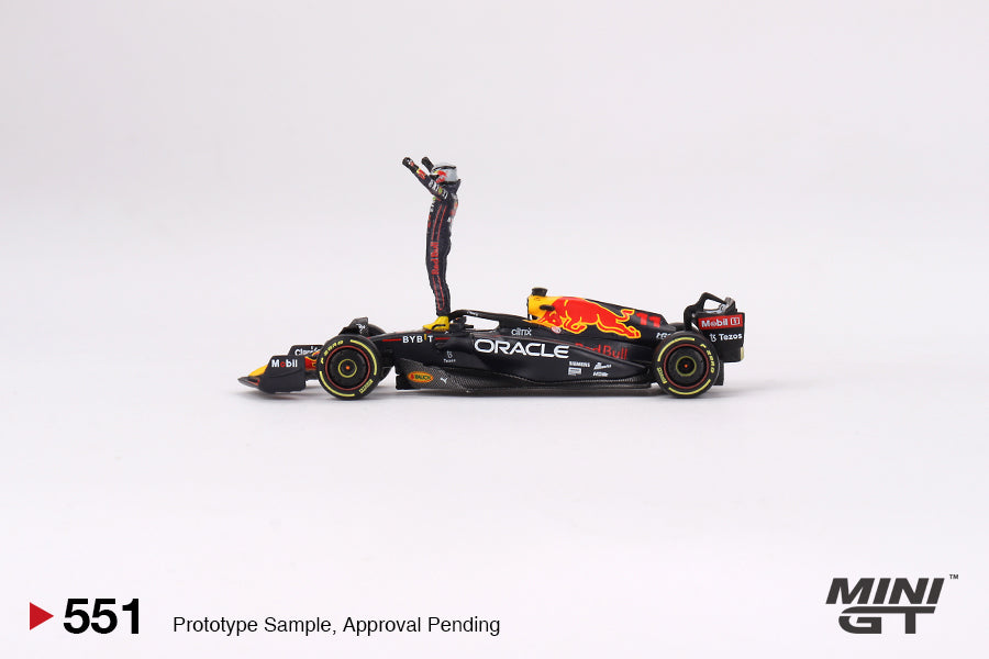 Auto a escala marca Mini GT, Modelo Oracle Red Bull Racing RB18 #11 Sergio Pérez 2022 Ganador del GP Monaco