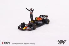 Cargar imagen en el visor de la galería, Auto a escala marca Mini GT, Modelo Oracle Red Bull Racing RB18 #11 Sergio Pérez 2022 Ganador del GP Monaco
