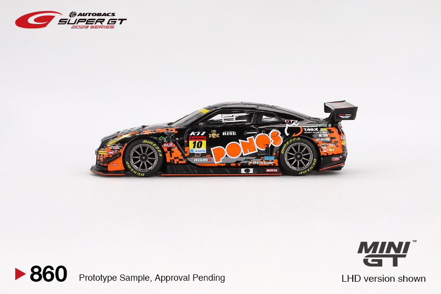 Mini GT Nissan GT-R GT3 PONOS 1:64 negro con gráficos naranjas y llantas de goma estilo racing
