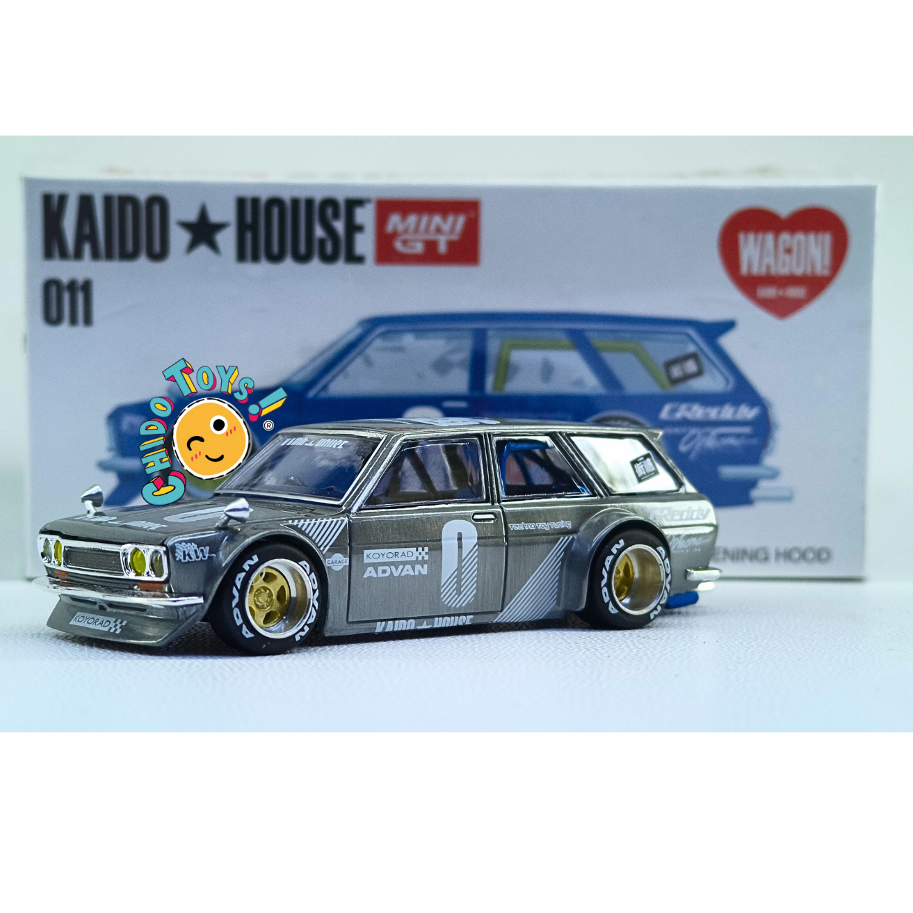Kaido House Datsun 510 Wagon CHASE 1:64 gris metálico con llantas de goma, rines dorados y cofre abatible con motor detallado