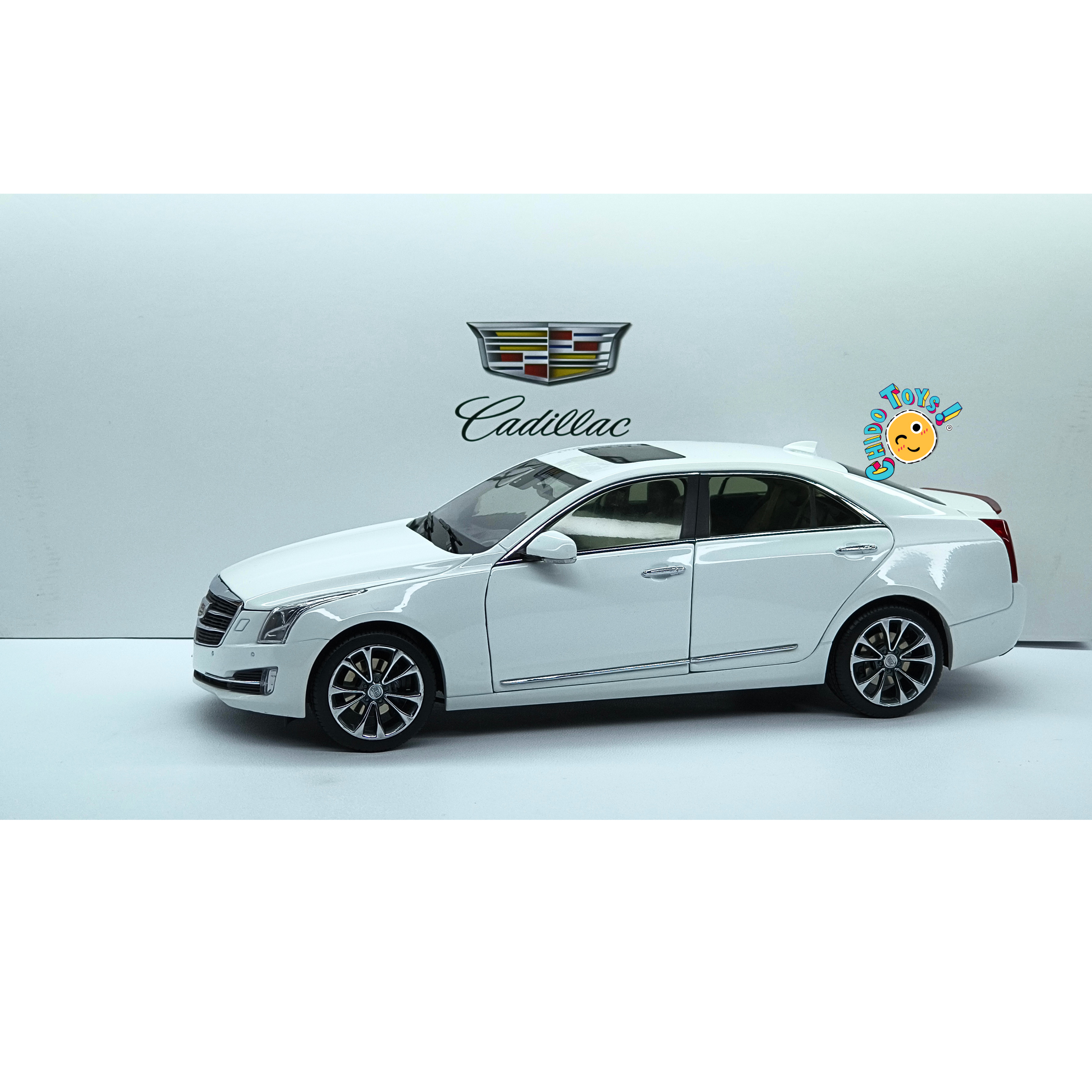 Cadillac ATS-L Dealer Edition 1:18 blanco, diecast con apertura total, asientos suaves, interior y cajuela alfombrados.