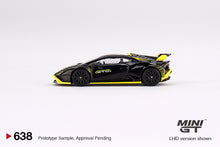 Cargar imagen en el visor de la galería, Auto a escala marca Mini GT modelo Lamborghini Huracán STO Nero Noctis

