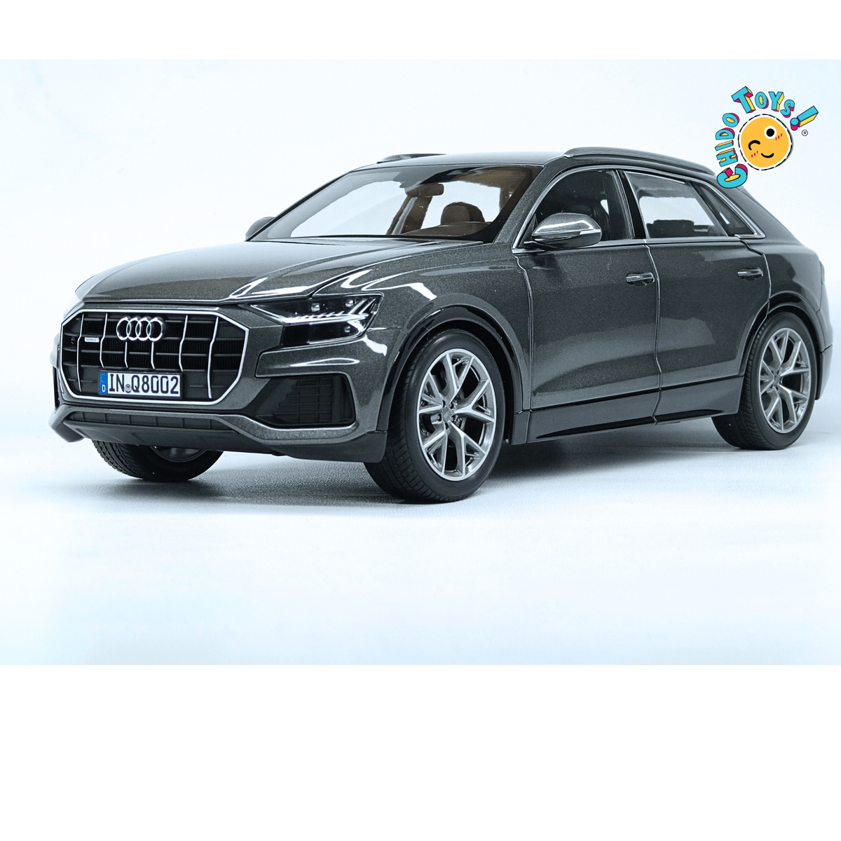Audi Q8 Dealer Edition 1:18 gris metalizado con apertura total - Chido Toys