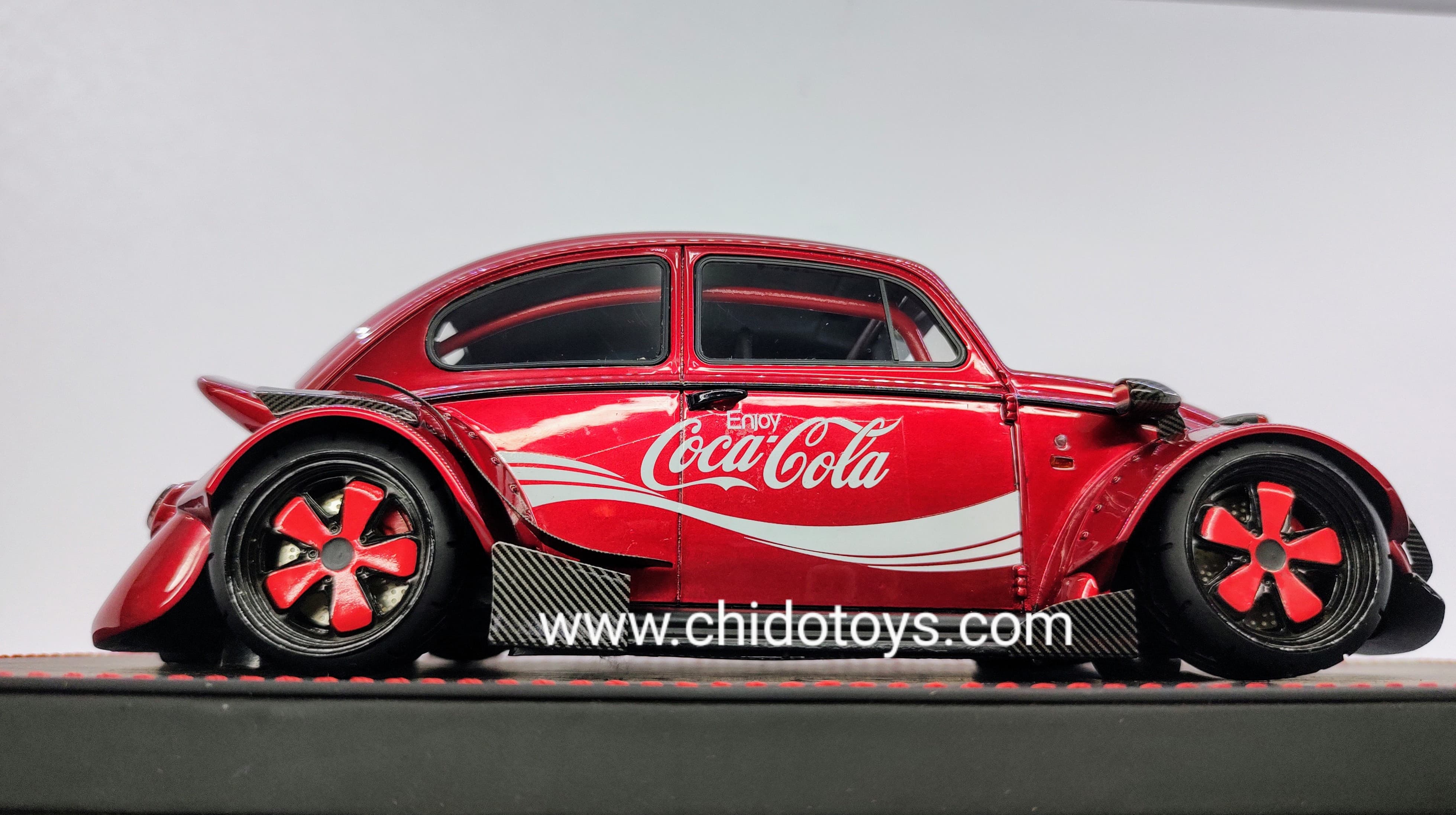 Auto a escala 1/18, marca Artist Model, Modelo VW Beetle & RWB kit Wide - Chido Toys