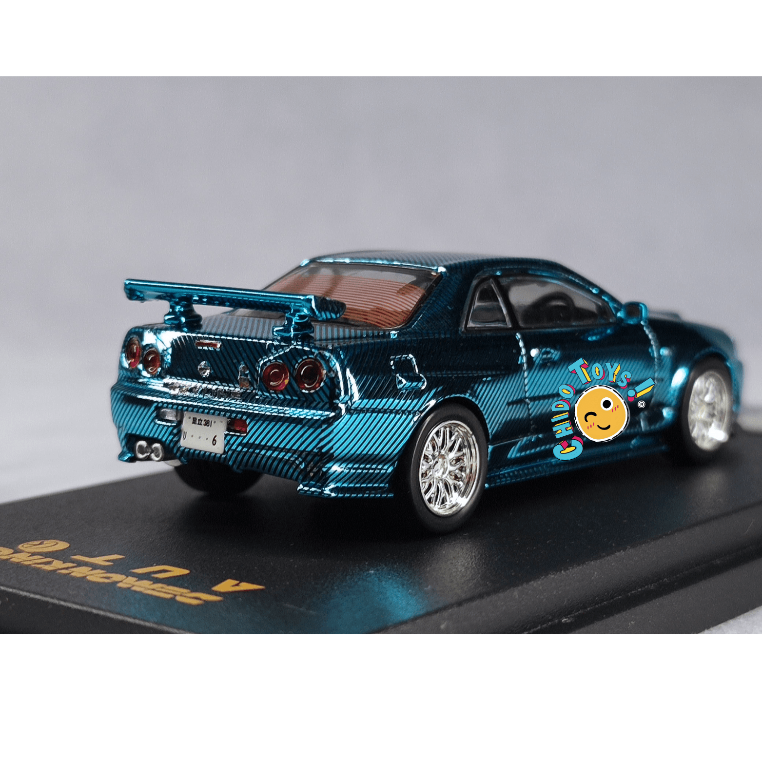 Auto a escala 1:64 Demon King Auto Nissan Skyline GT - R R34 – Motor detallado y cofre funcional - Chido Toys