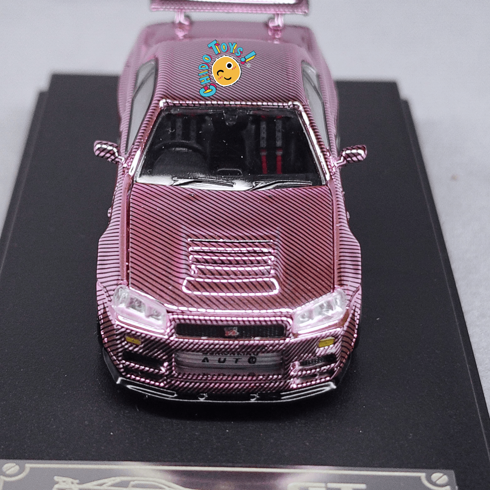 Auto a escala 1:64 Demon King Auto Nissan Skyline GT - R R34 – Motor detallado y cofre funcional - Chido Toys