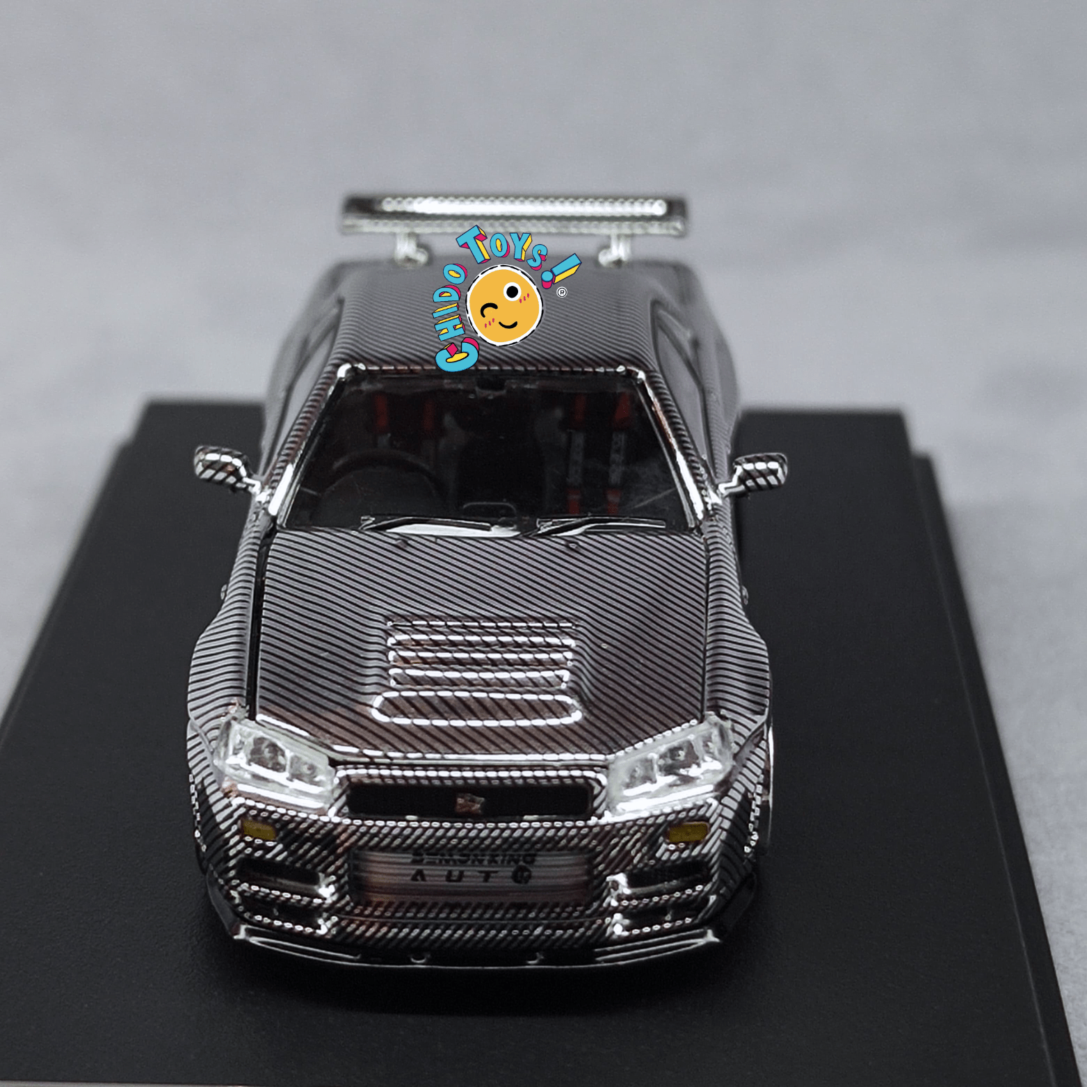 Auto a escala 1:64 Demon King Auto Nissan Skyline GT - R R34 – Motor detallado y cofre funcional - Chido Toys