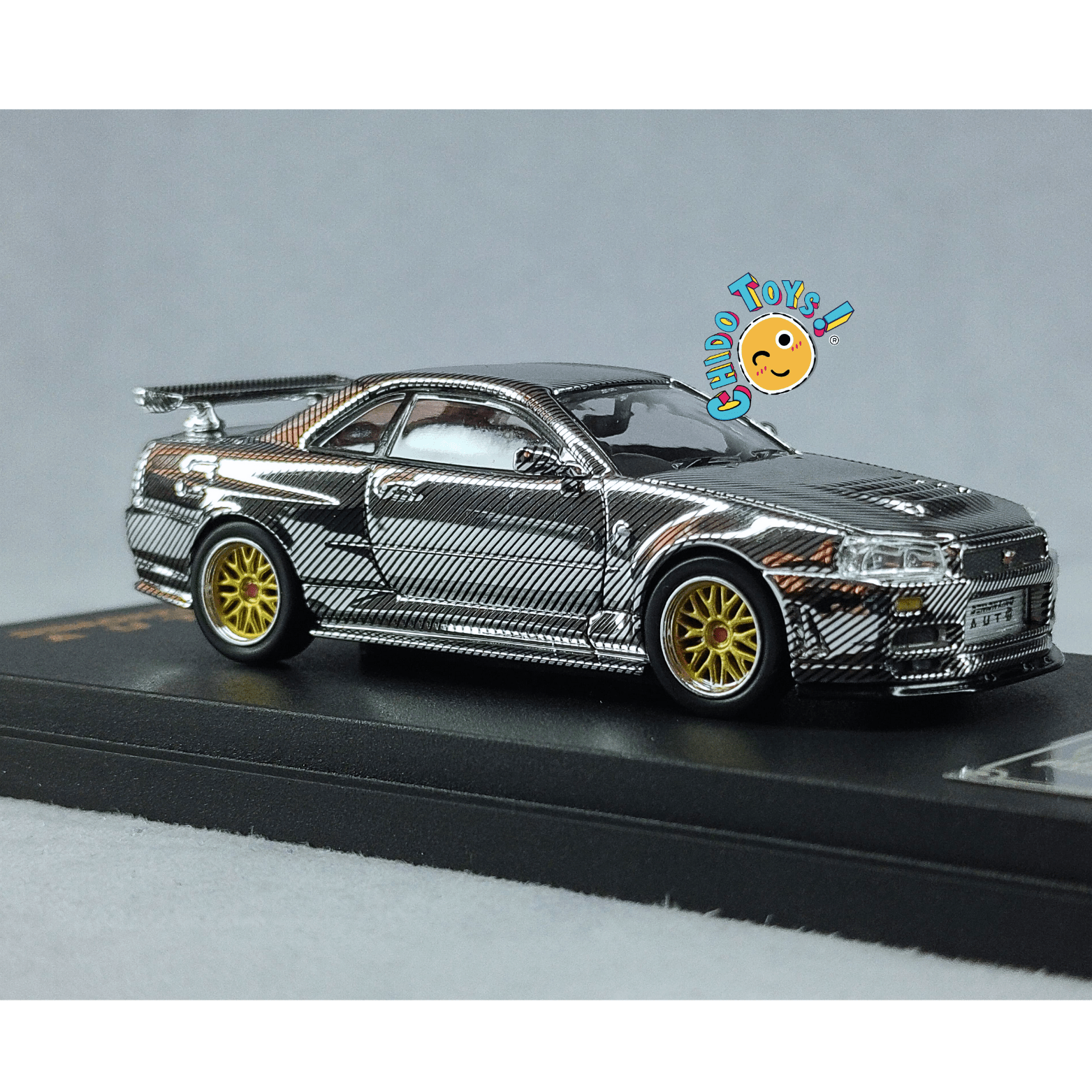 Auto a escala 1:64 Demon King Auto Nissan Skyline GT - R R34 – Motor detallado y cofre funcional - Chido Toys