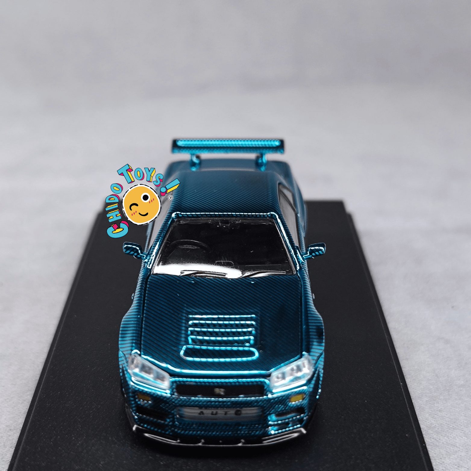 Auto a escala 1:64 Demon King Auto Nissan Skyline GT - R R34 – Motor detallado y cofre funcional - Chido Toys