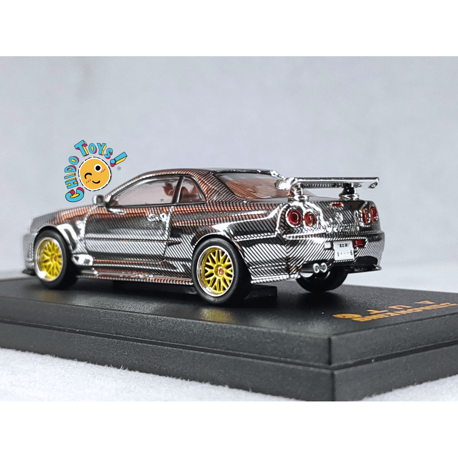 Auto a escala 1:64 Demon King Auto Nissan Skyline GT - R R34 – Motor detallado y cofre funcional - Chido Toys