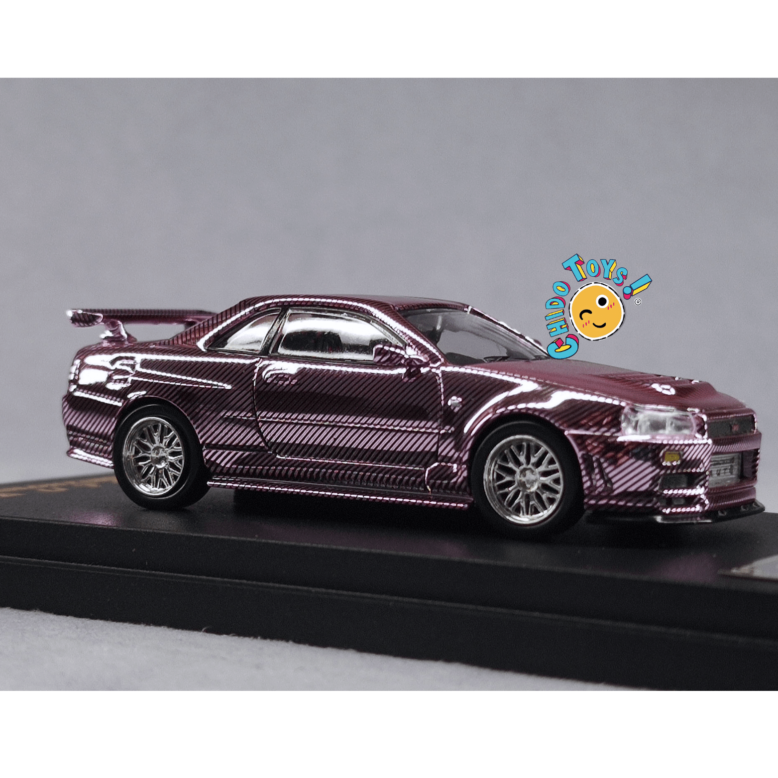 Auto a escala 1:64 Demon King Auto Nissan Skyline GT - R R34 – Motor detallado y cofre funcional - Chido Toys