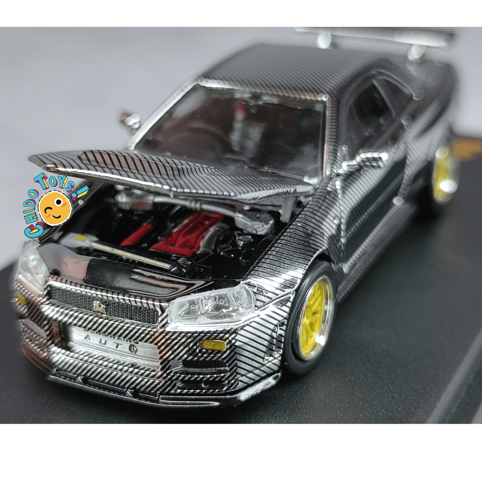 Auto a escala 1:64 Demon King Auto Nissan Skyline GT - R R34 – Motor detallado y cofre funcional - Chido Toys
