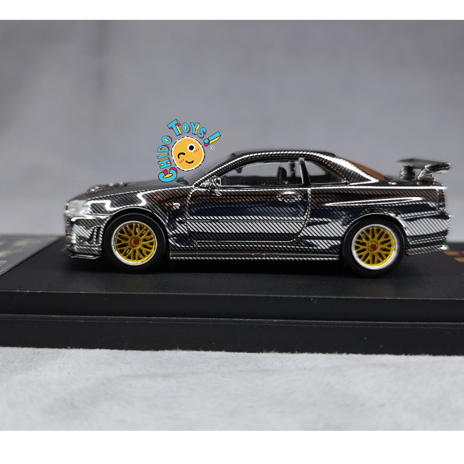 Auto a escala 1:64 Demon King Auto Nissan Skyline GT - R R34 – Motor detallado y cofre funcional - Chido Toys