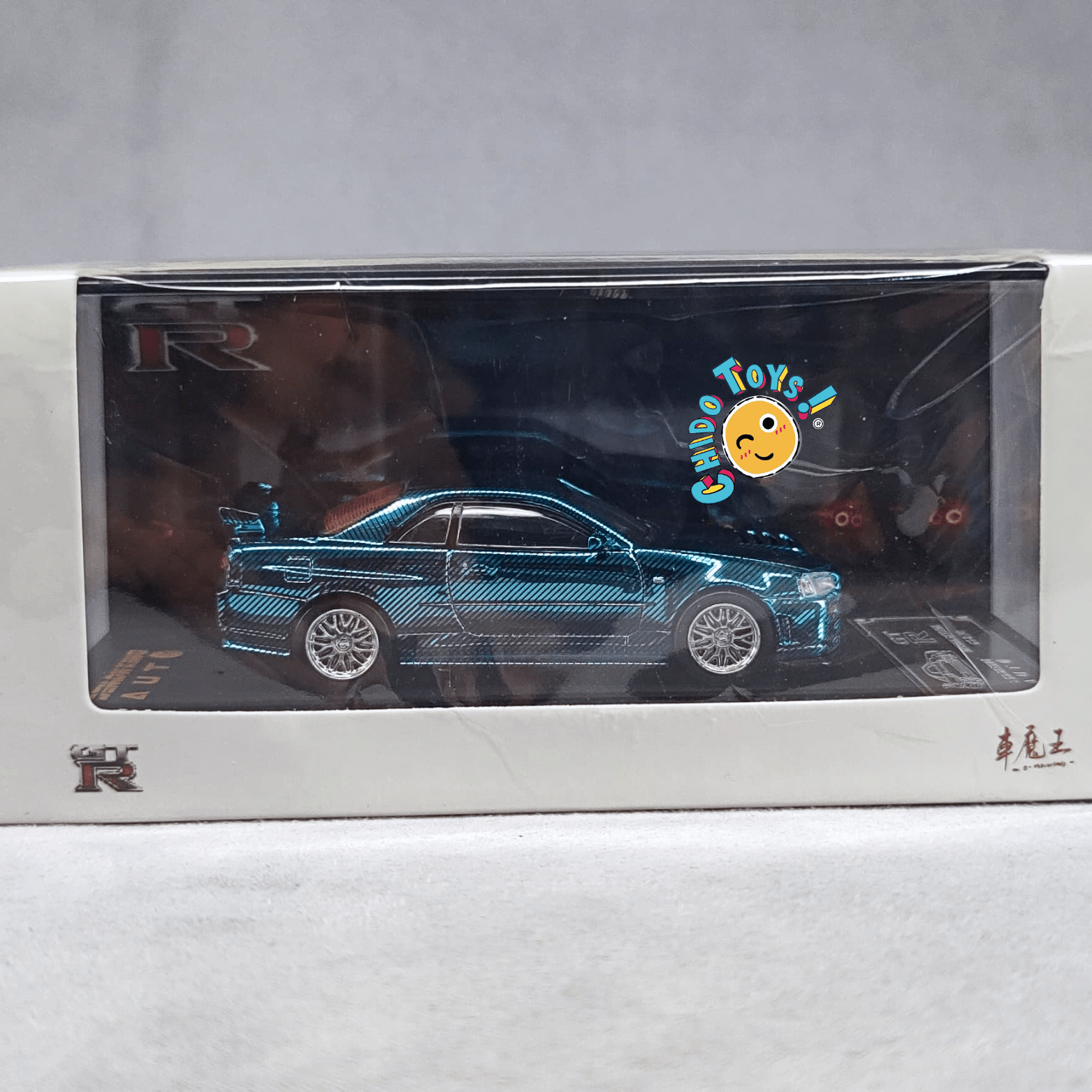 Auto a escala 1:64 Demon King Auto Nissan Skyline GT - R R34 – Motor detallado y cofre funcional - Chido Toys