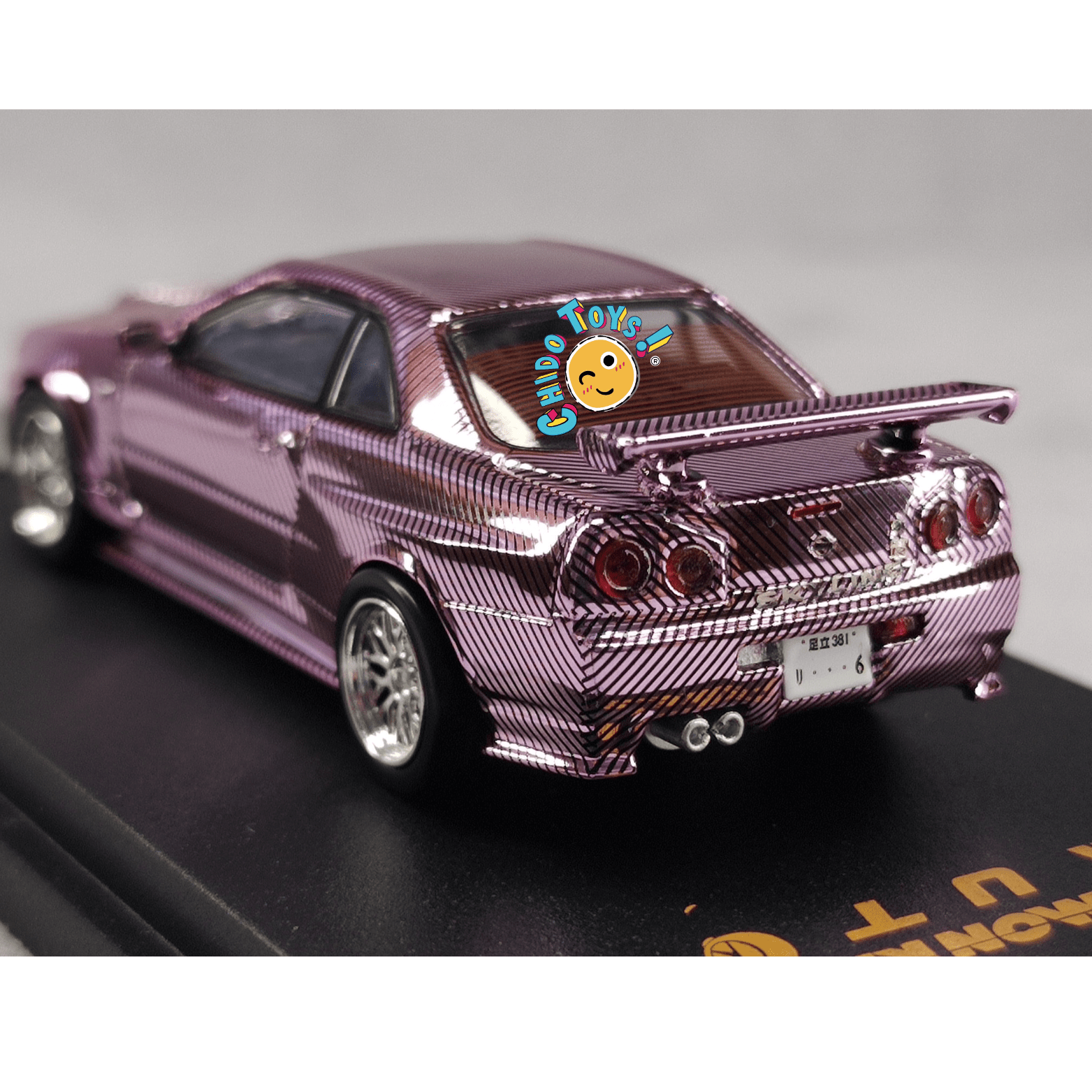 Auto a escala 1:64 Demon King Auto Nissan Skyline GT - R R34 – Motor detallado y cofre funcional - Chido Toys