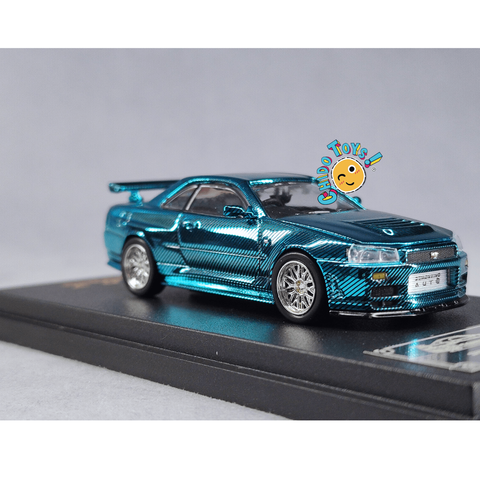 Auto a escala 1:64 Demon King Auto Nissan Skyline GT - R R34 – Motor detallado y cofre funcional - Chido Toys