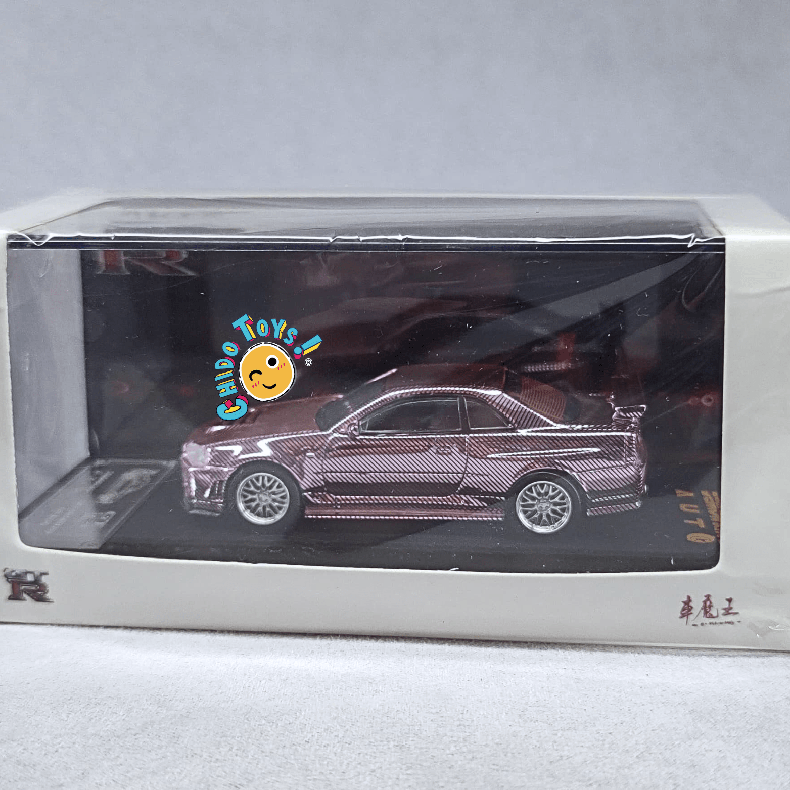 Auto a escala 1:64 Demon King Auto Nissan Skyline GT - R R34 – Motor detallado y cofre funcional - Chido Toys