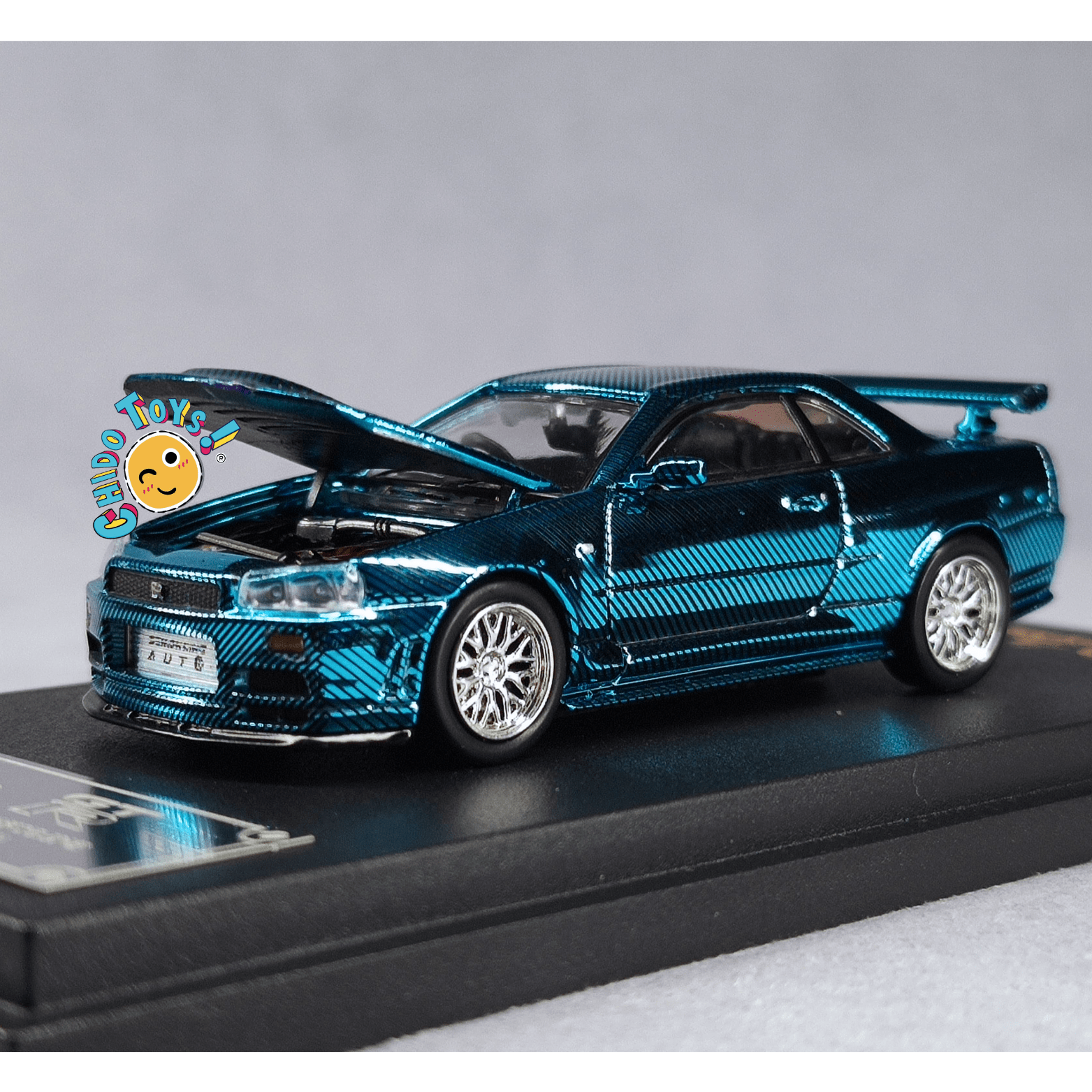 Auto a escala 1:64 Demon King Auto Nissan Skyline GT - R R34 – Motor detallado y cofre funcional - Chido Toys