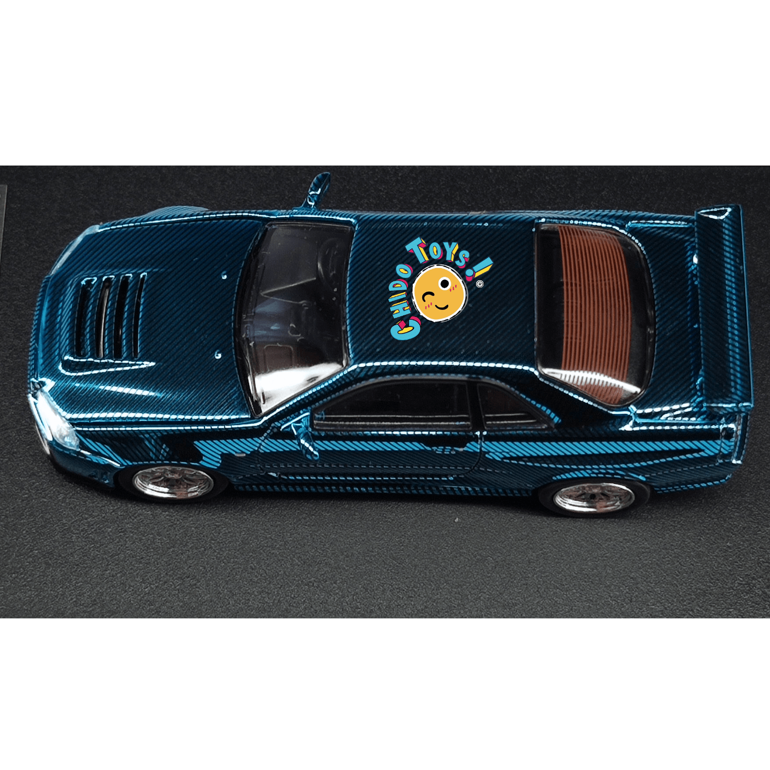 Auto a escala 1:64 Demon King Auto Nissan Skyline GT - R R34 – Motor detallado y cofre funcional - Chido Toys