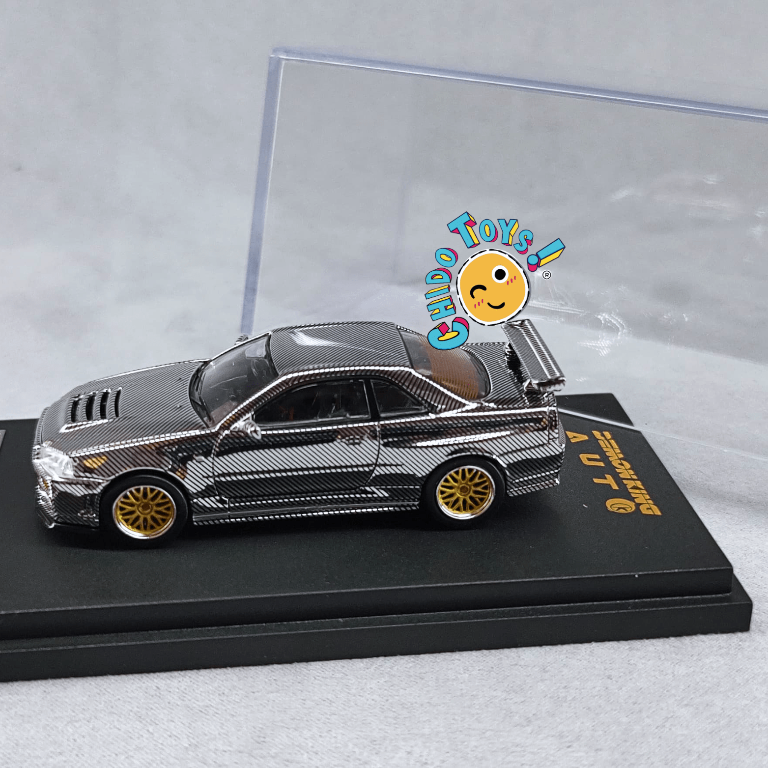 Auto a escala 1:64 Demon King Auto Nissan Skyline GT - R R34 – Motor detallado y cofre funcional - Chido Toys