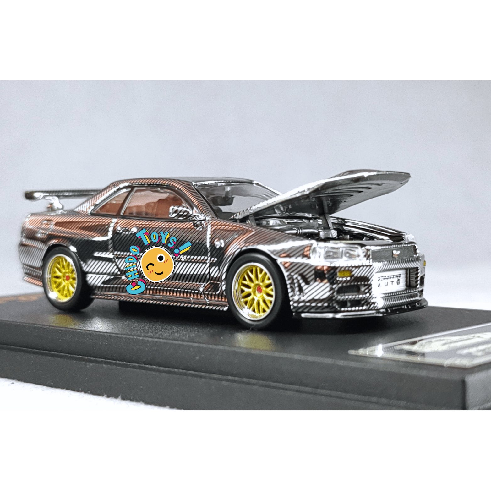 Auto a escala 1:64 Demon King Auto Nissan Skyline GT - R R34 – Motor detallado y cofre funcional - Chido Toys