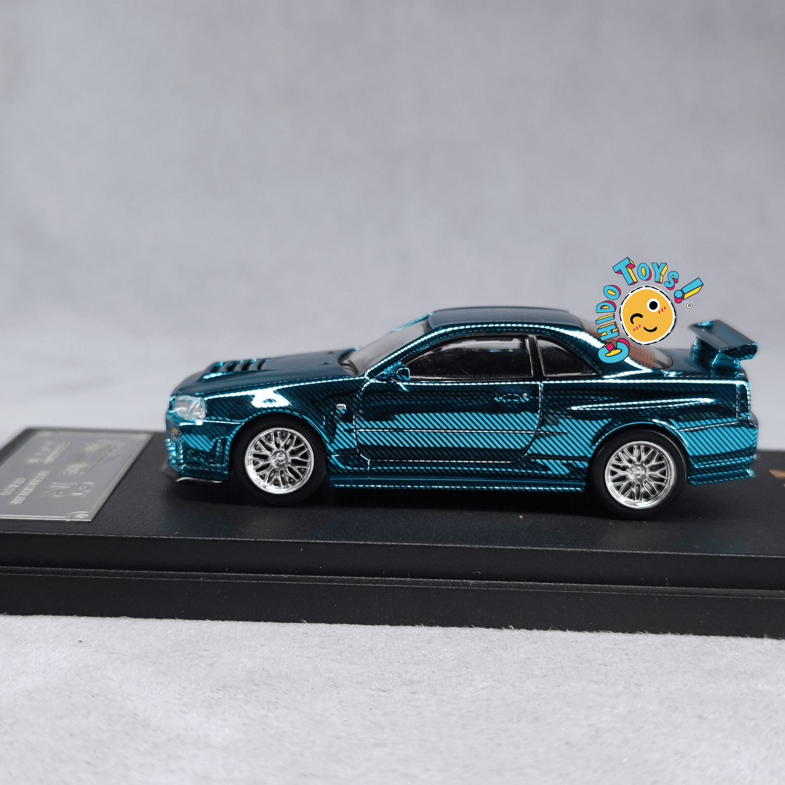 Auto a escala 1:64 Demon King Auto Nissan Skyline GT - R R34 – Motor detallado y cofre funcional - Chido Toys