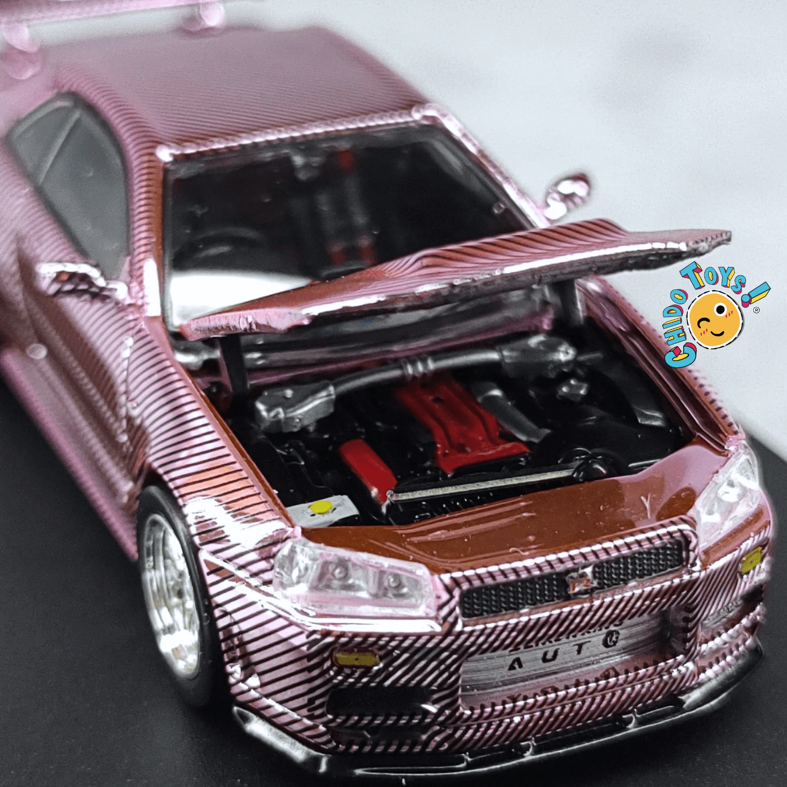 Auto a escala 1:64 Demon King Auto Nissan Skyline GT - R R34 – Motor detallado y cofre funcional - Chido Toys