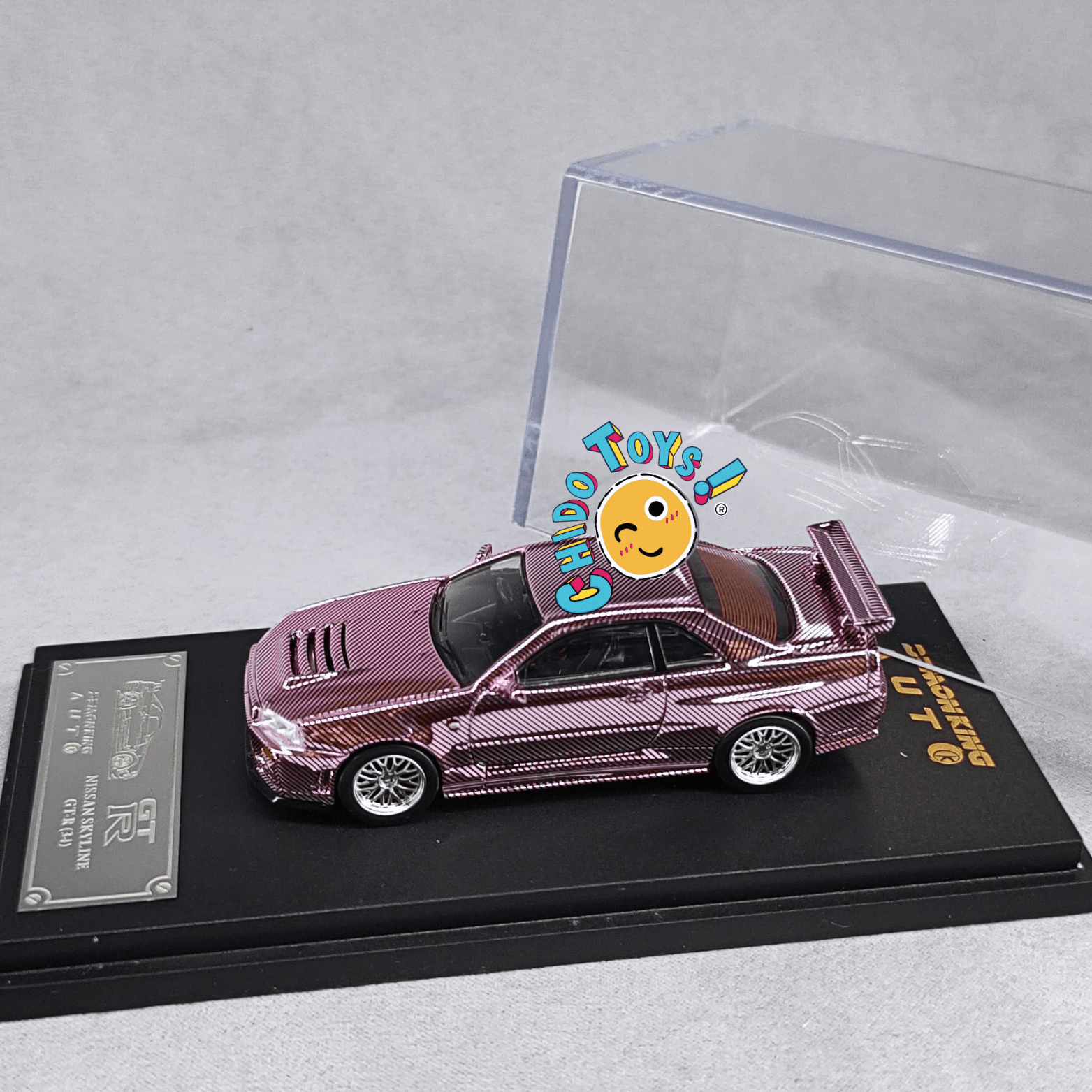 Auto a escala 1:64 Demon King Auto Nissan Skyline GT - R R34 – Motor detallado y cofre funcional - Chido Toys