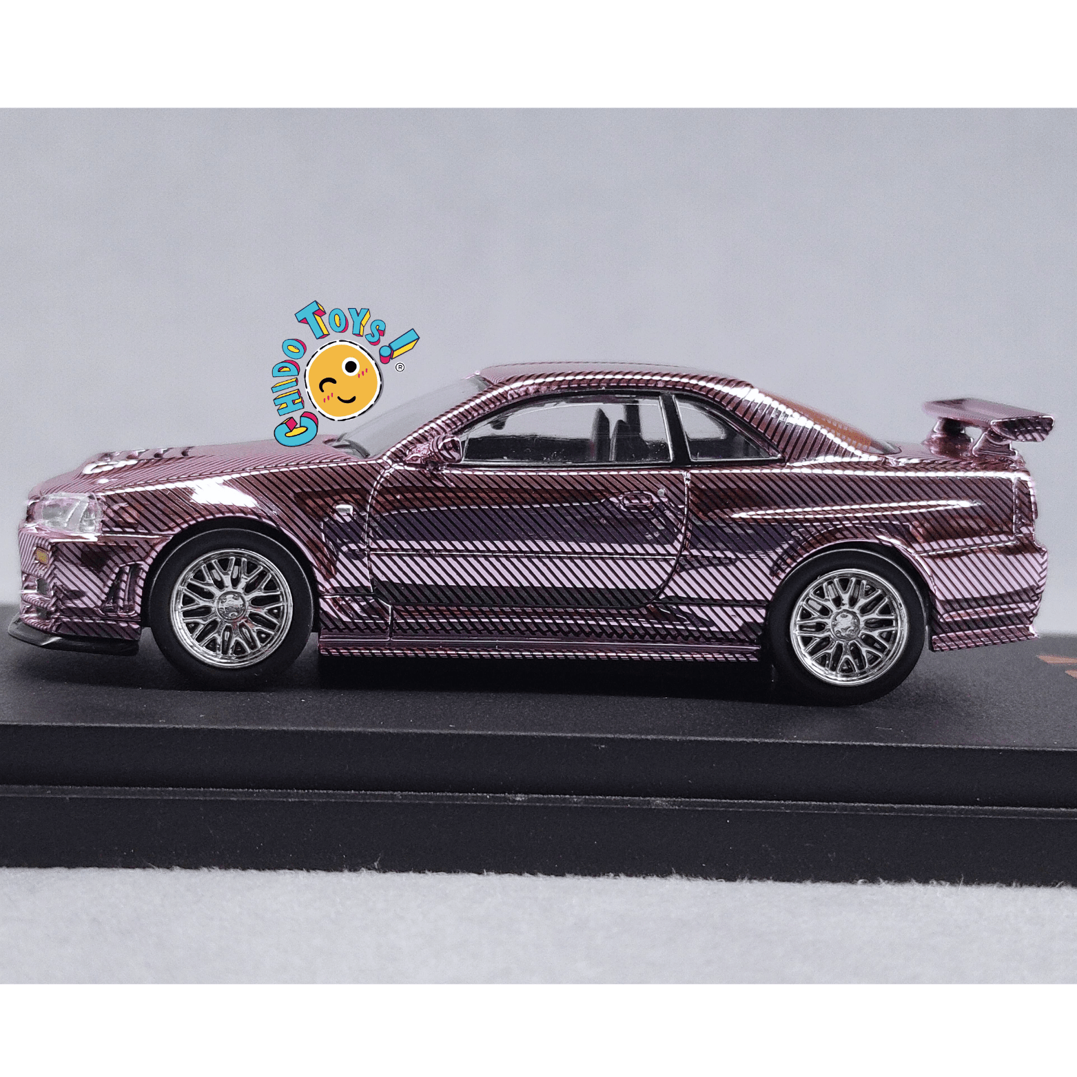 Auto a escala 1:64 Demon King Auto Nissan Skyline GT - R R34 – Motor detallado y cofre funcional - Chido Toys