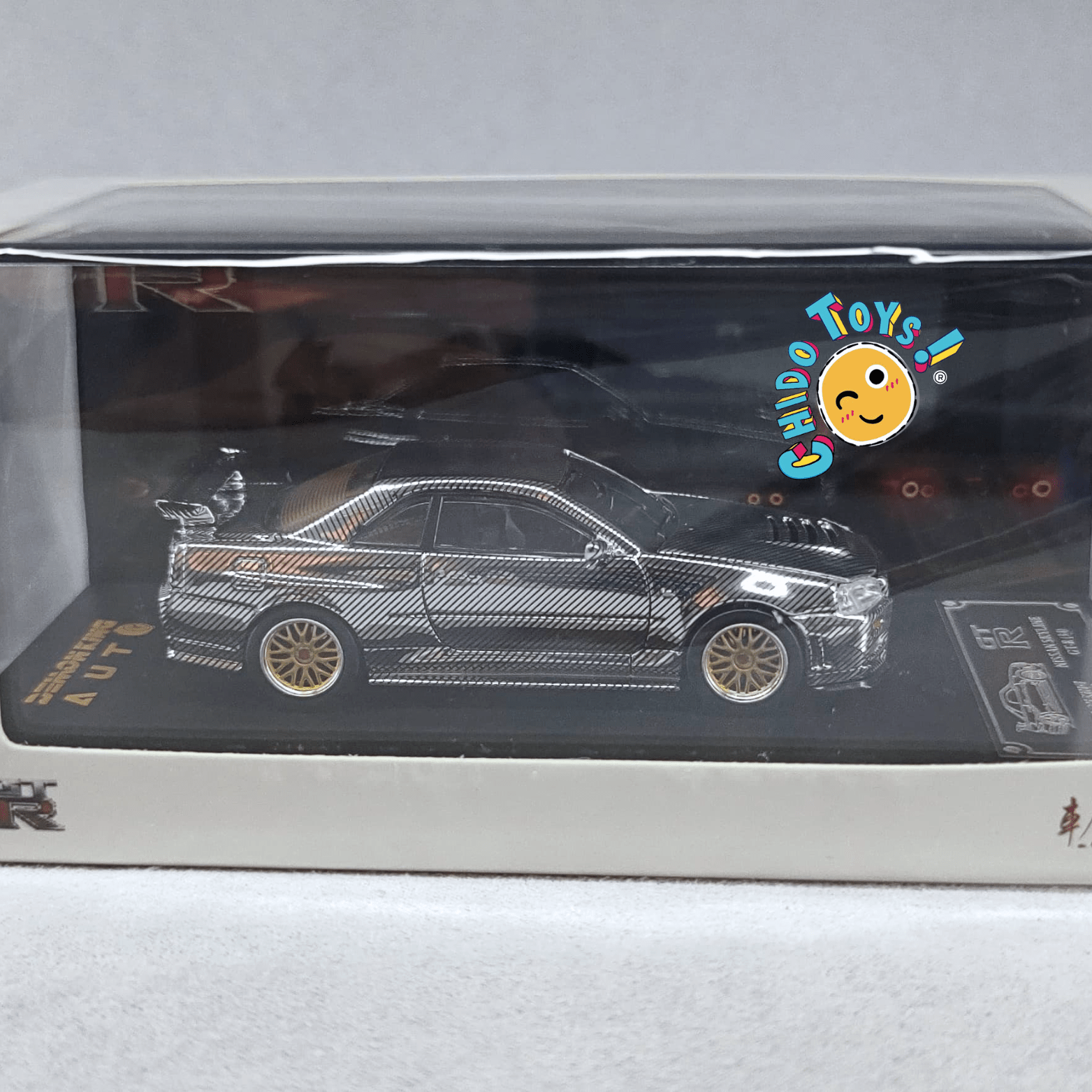 Auto a escala 1:64 Demon King Auto Nissan Skyline GT - R R34 – Motor detallado y cofre funcional - Chido Toys