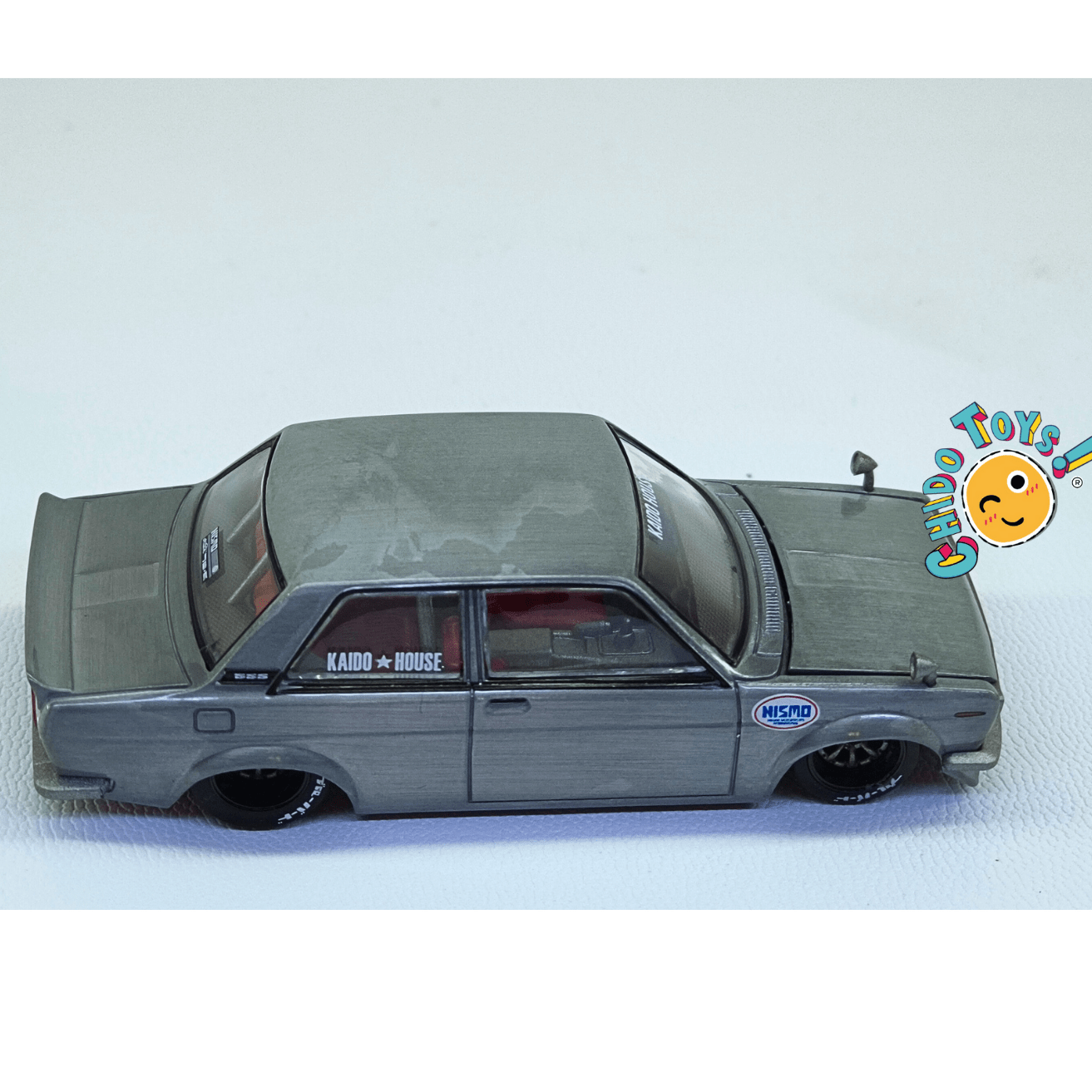 Auto a escala 1/64 Kaido House × Mini GT – Datsun 510 NISMO – Versión CHASE - Chido Toys