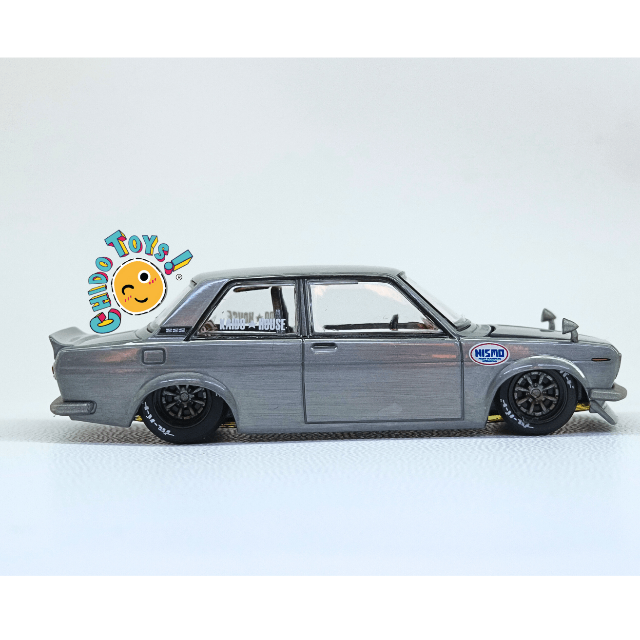 Auto a escala 1/64 Kaido House × Mini GT – Datsun 510 NISMO – Versión CHASE - Chido Toys