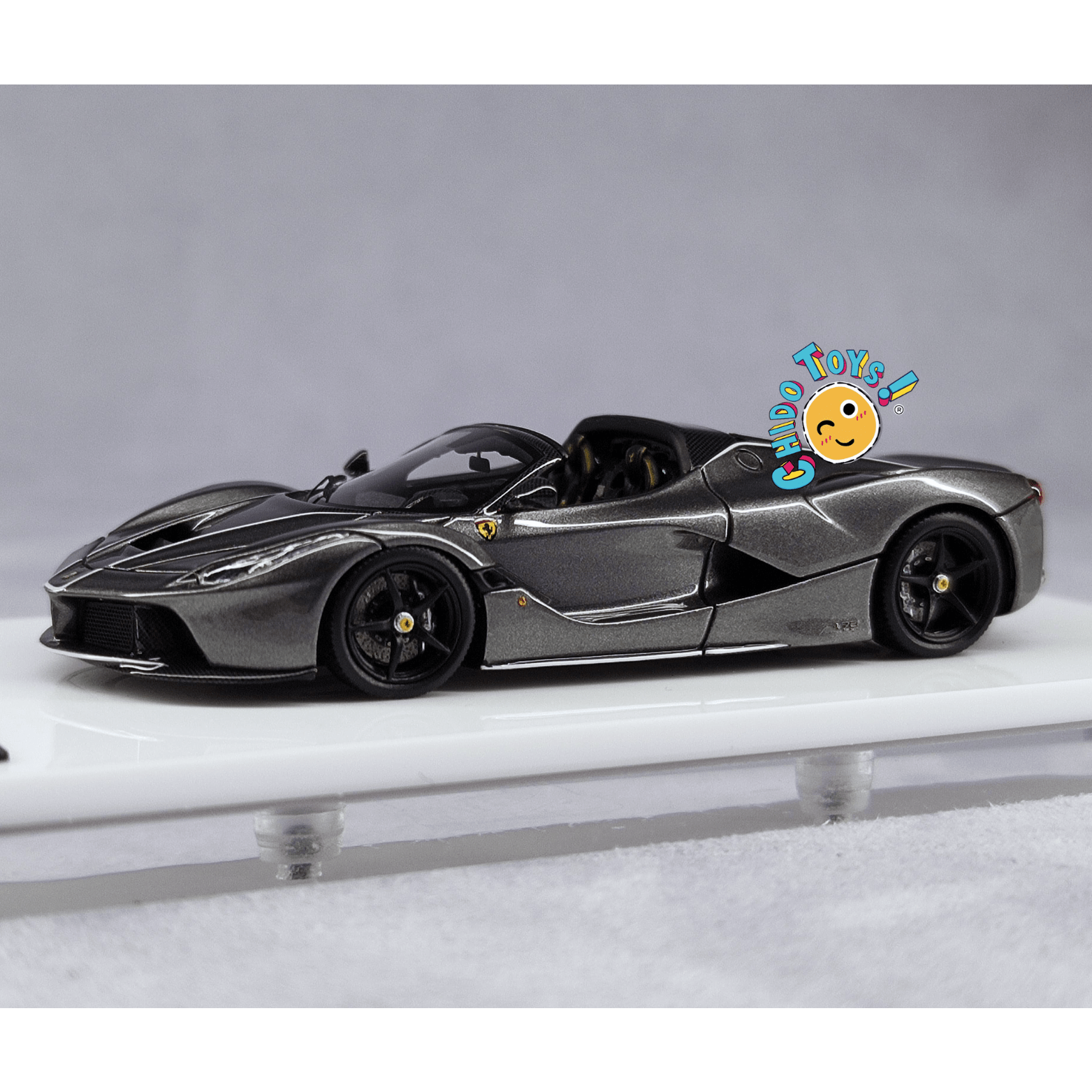 Auto a escala 1:64 LaFerrari Aperta gris – FuelMe x TOC, edición limitada - Chido Toys