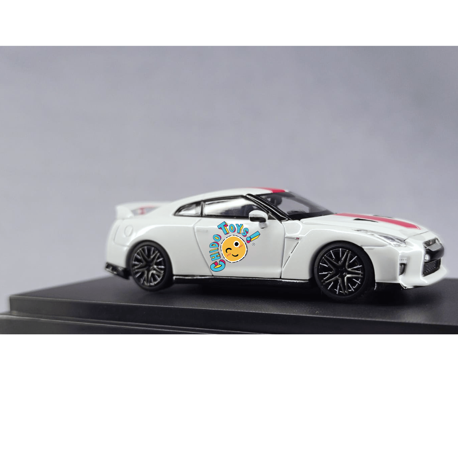 Auto a escala 1/64 – Nissan GT - R R35 50th Anniversary White Edition – MotorHelix - Chido Toys