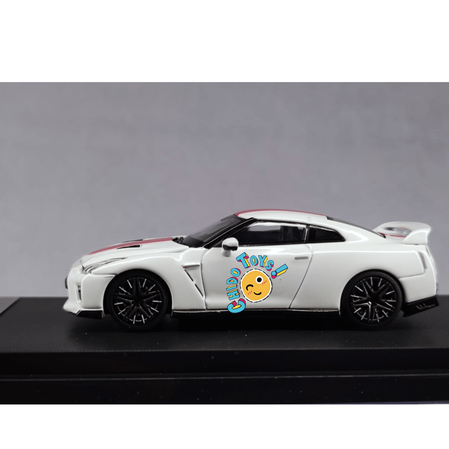 Auto a escala 1/64 – Nissan GT - R R35 50th Anniversary White Edition – MotorHelix - Chido Toys