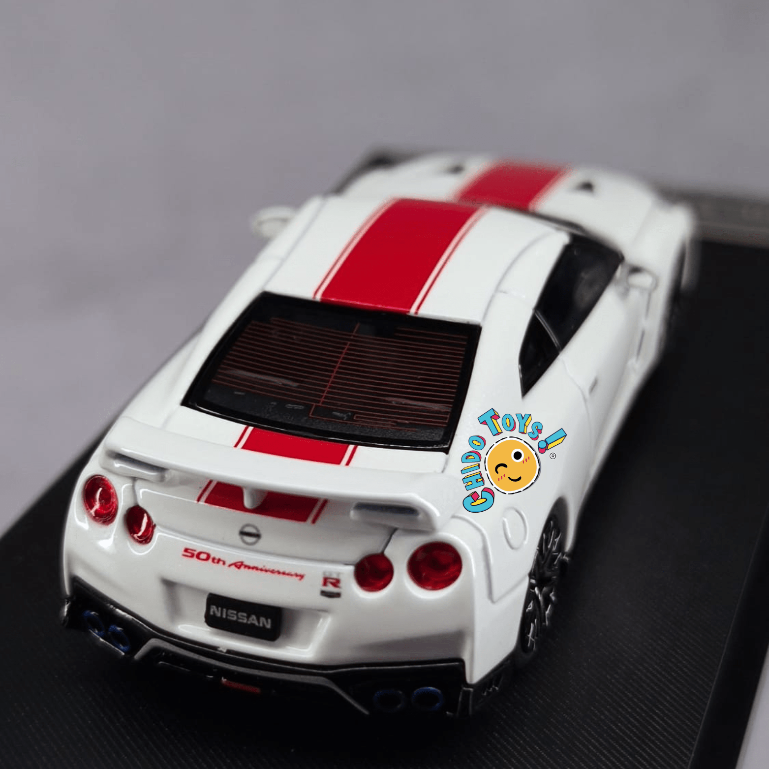 Auto a escala 1/64 – Nissan GT - R R35 50th Anniversary White Edition – MotorHelix - Chido Toys