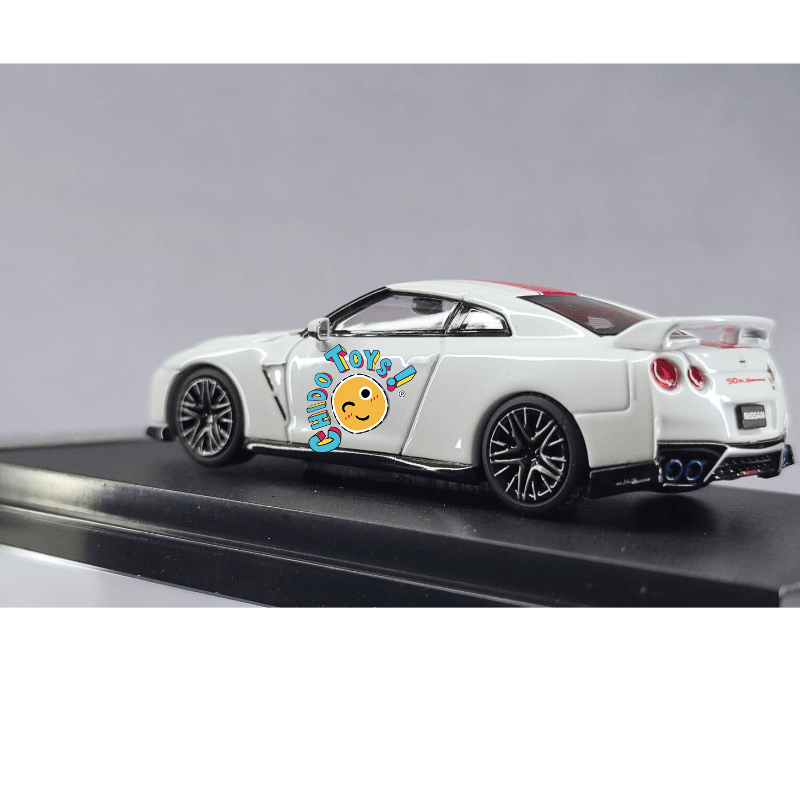 Auto a escala 1/64 – Nissan GT - R R35 50th Anniversary White Edition – MotorHelix - Chido Toys