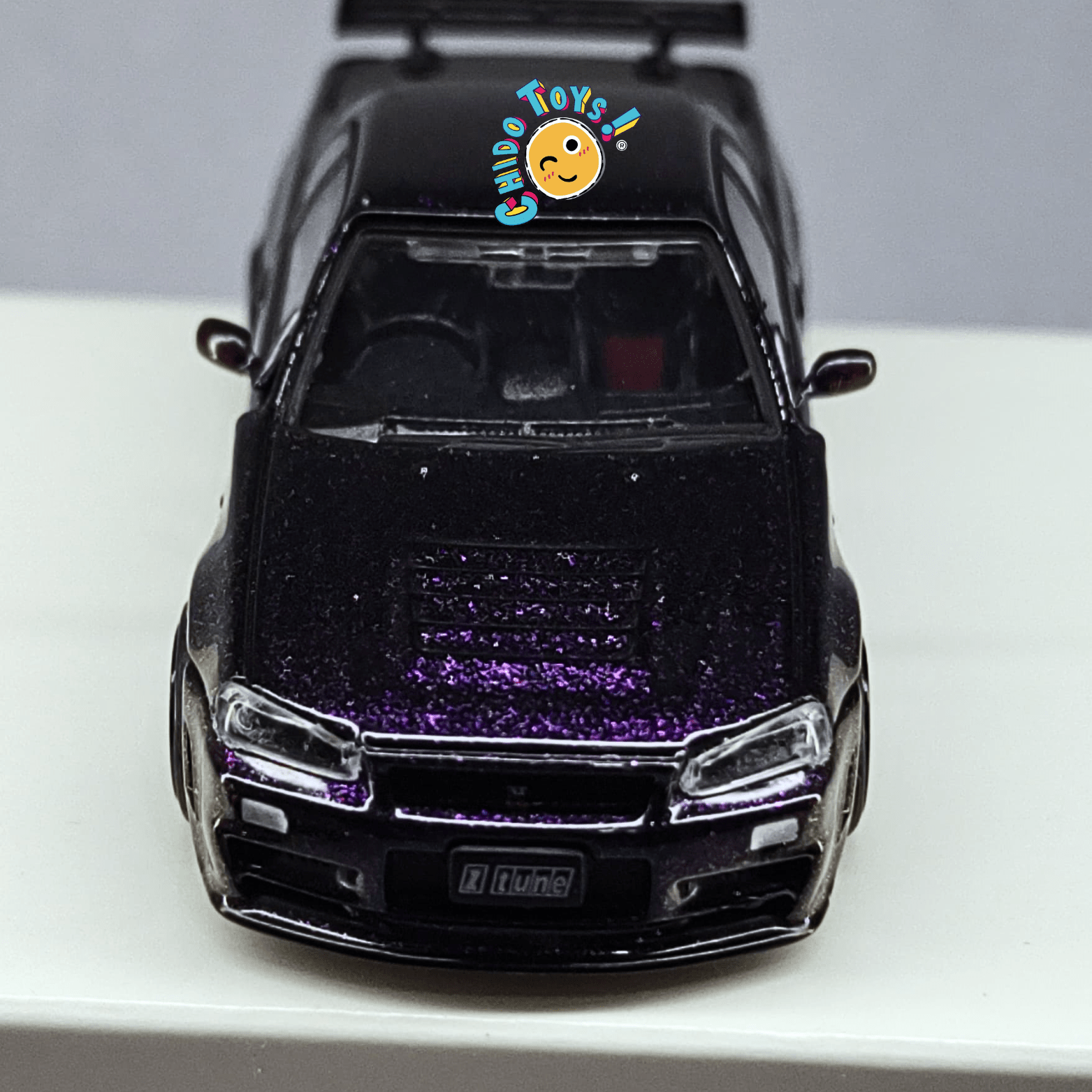 Auto a escala 1:64 TopArt Nissan Skyline GT - R R34 Z - Tune Camaleón con Base y Capelo - Chido Toys