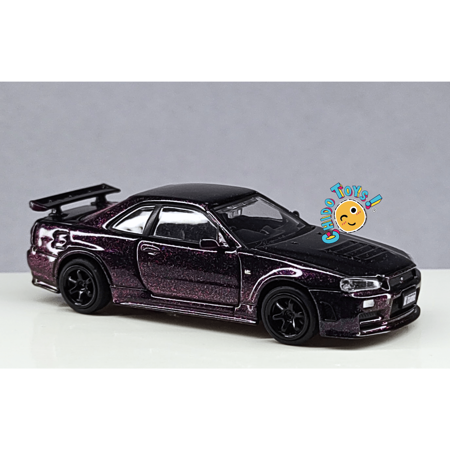 Auto a escala 1:64 TopArt Nissan Skyline GT - R R34 Z - Tune Camaleón con Base y Capelo - Chido Toys